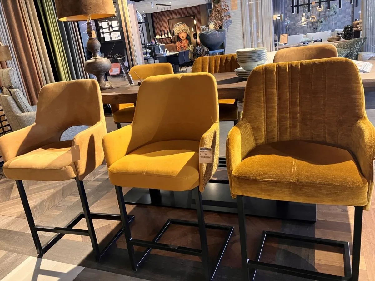 Snacktafel en barkrukken, andere kant in onze showroom