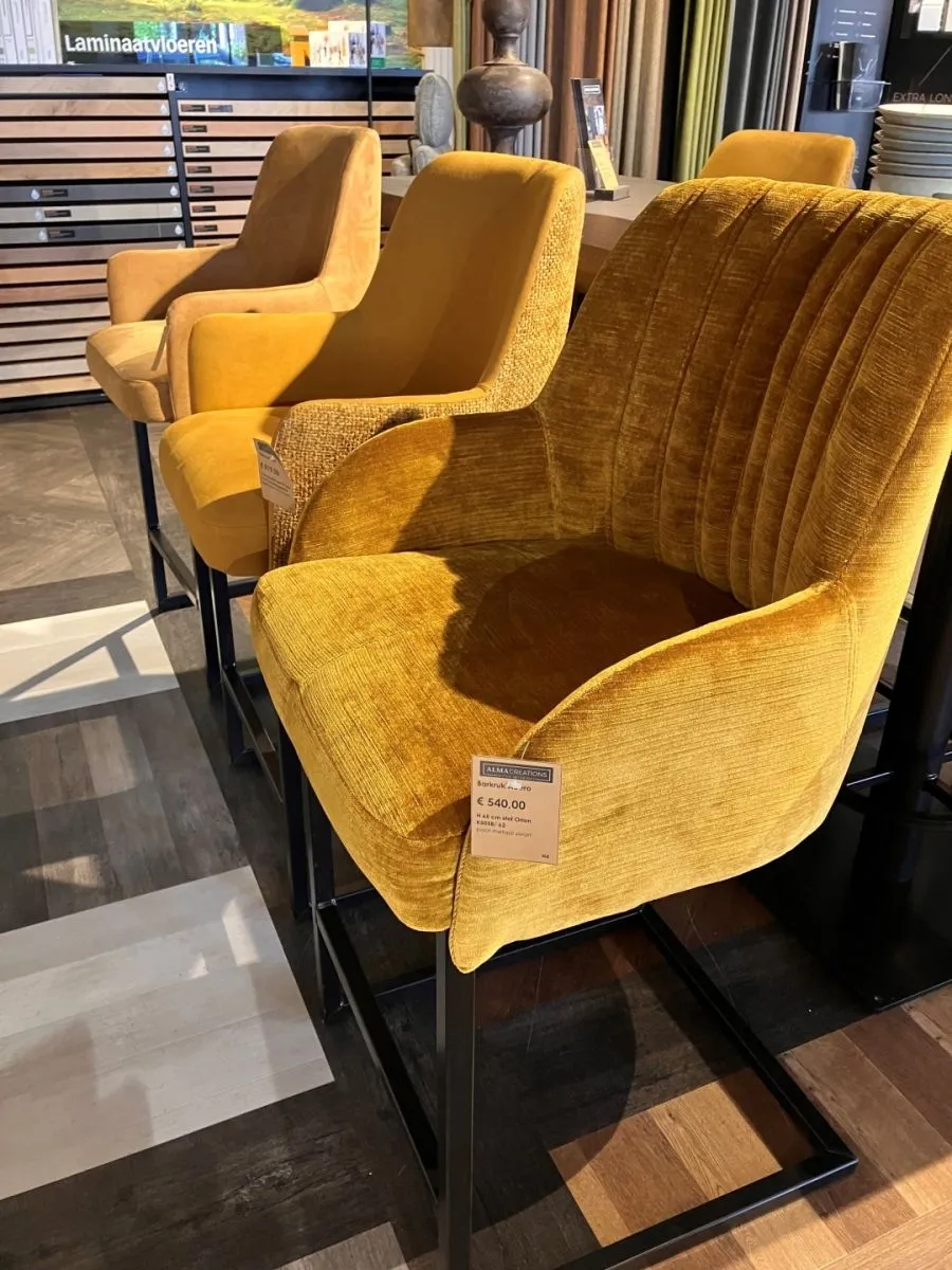 Barkrukken, andere kant in onze showroom