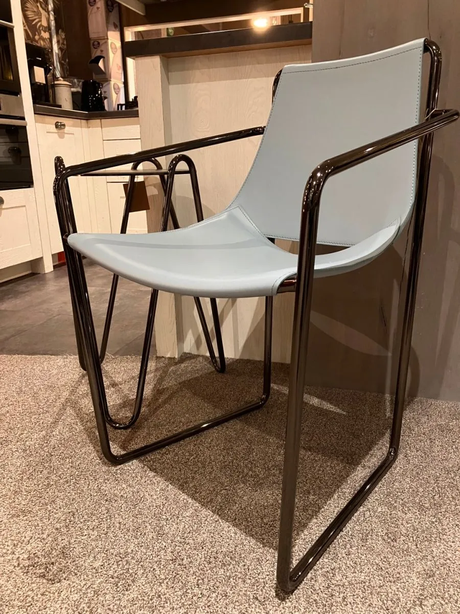 Fauteuil Apelle in onze showroom