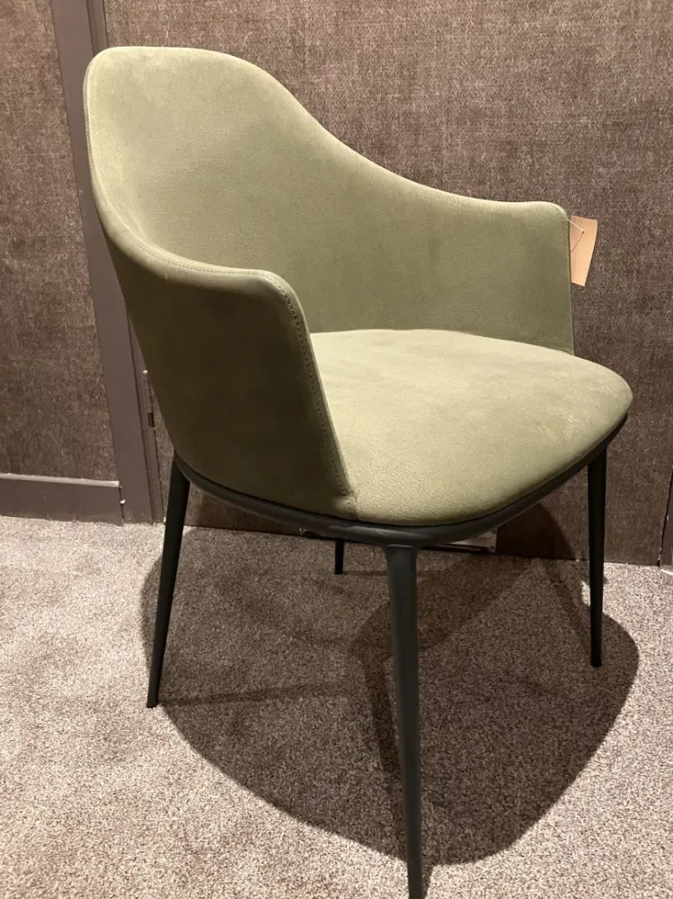 Fauteuil Lea in onze showroom