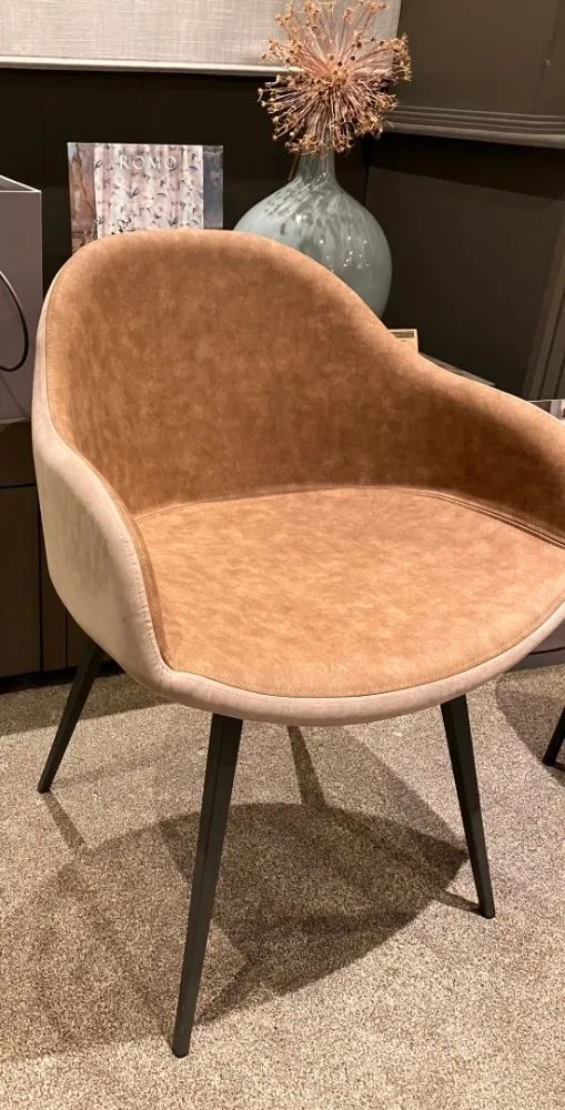 Fauteuil Sonny in onze showroom