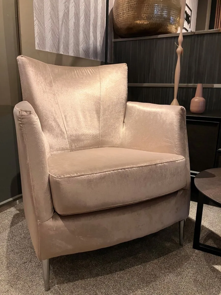Fauteuil Thian in onze showroom