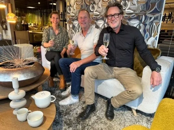 Albert en Marco met een collega, proostend in de winkel